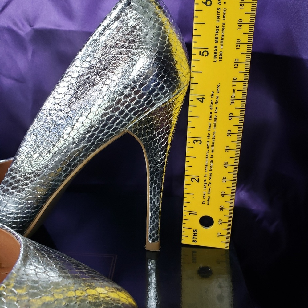 Colin Stuart silver snake skin texture 4" heels - Picture 3 of 7